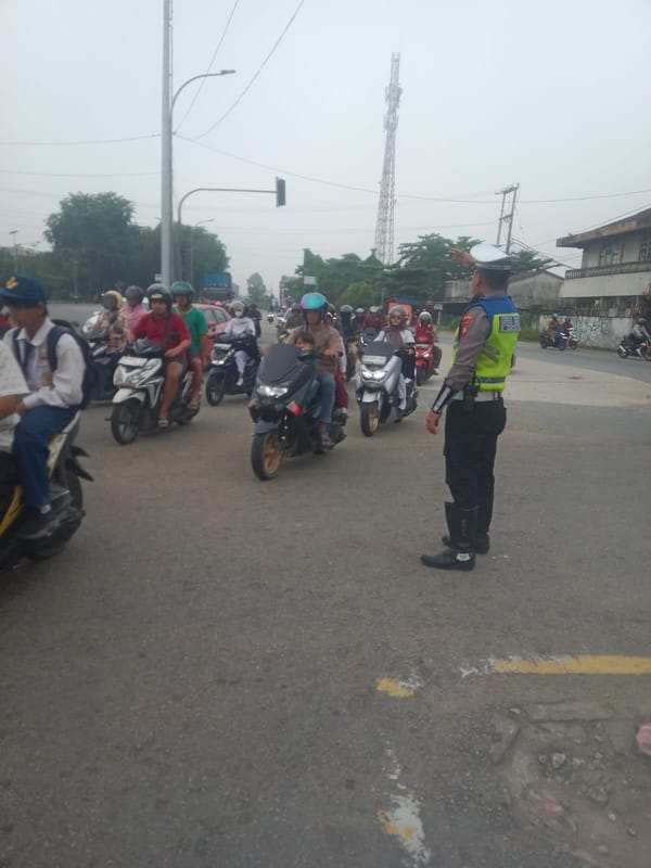 Personel Polsek Pontianak Utara Hadir Layani Masyarakat melalui Pengaturan Lalu Lintas di Pagi Hari