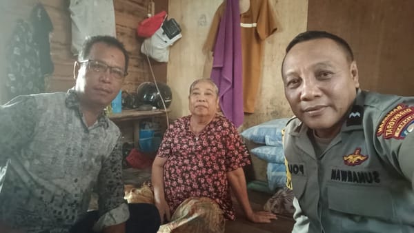 Wujud Kepedulian Polri, Bhabinkamtibmas Banjar Serasan Dampingi Lansia Mendapatkan Layanan Kesehatan