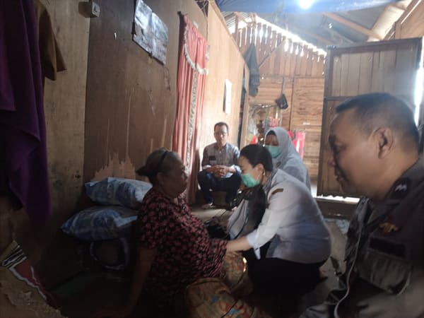 Humanis dan Responsif, Bhabinkamtibmas Banjar Serasan Bantu Lansia Peroleh Pelayanan Medis