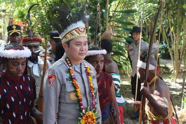 Tumbuhkan Motivasi Generasi Muda, Astamaops Kapolri Sambangi Anak-Anak Papua di Wesaput