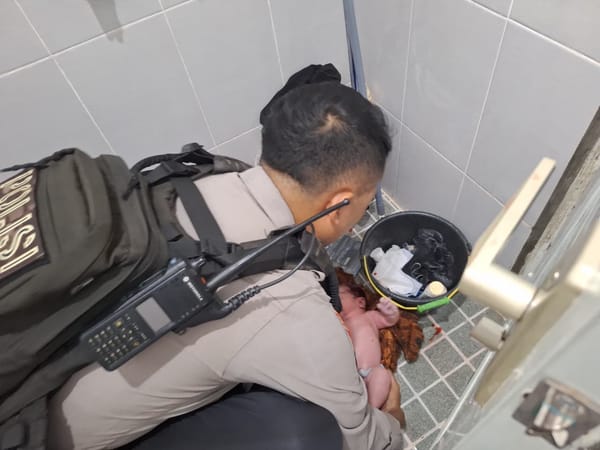 Wujud Pelayanan Humanis, Patroli Enggang Polresta Pontianak Sigap Selamatkan Ibu dan Bayi Usai Persalinan Darurat