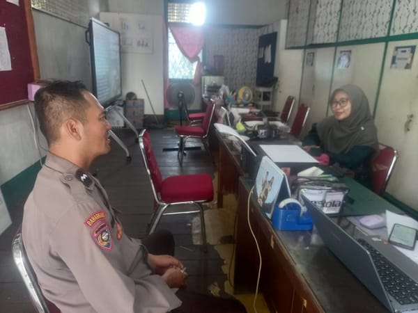 Bhabinkamtibmas Sei Jawi Dalam Laksanakan Sambang Dialogis, Sampaikan Himbauan Kamtibmas kepada Warga.