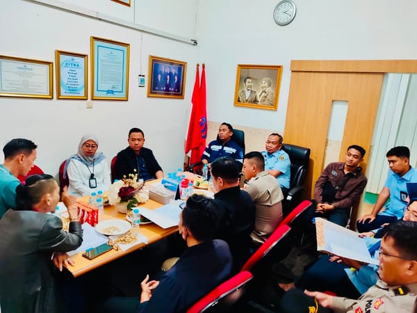 Pastikan Proses Berjalan Lancar, Kapolsek Kawasan Pelabuhan Dwikora Dampingi Pembahasan Klaim Asuransi Penumpang