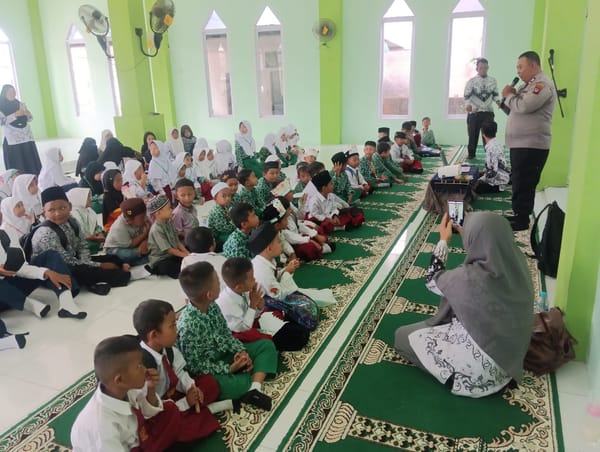 Panit Binmas Polsek Pontianak Timur Berikan Edukasi Kamtibmas kepada Pelajar melalui Program Police Goes to School