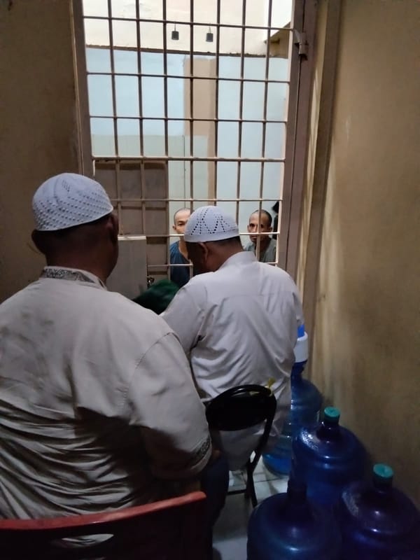 Anggota Jaga Mako Polsek Pontianak Timur Dampingi Tausiyah bagi Tahanan sebagai Pembinaan Rohani