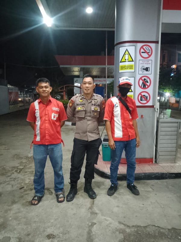 Cegah Kepanikan Masyarakat, Personel Enggang Polsek Pontianak Barat Sambangi SPBU dan Beri Edukasi