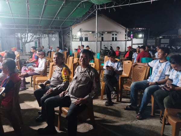 Nobar Final Piala Dunia 2026 Bersama Warga, Kapolsek Pontianak Timur Bangun Kedekatan dengan Masyarakat