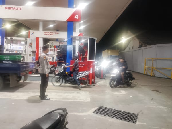 Monitoring Stok BBM di SPBU, Personel Patroli Enggang Polsek Pontianak Utara Gencarkan Himbauan Kamtibmas