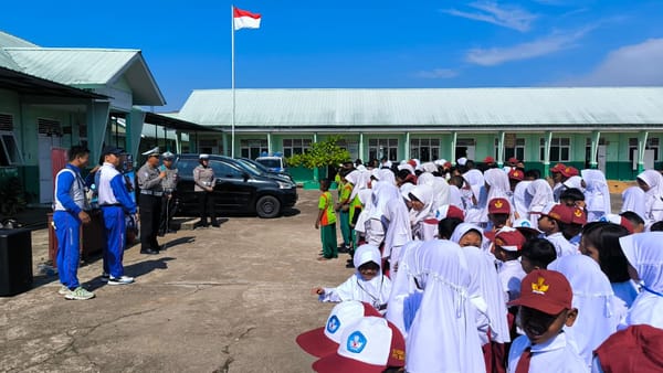 Kolaborasi Satlantas Polresta Pontianak dan PT Astra International Hadirkan Edukasi Safety Riding untuk Siswa SDN 74 Pontianak Barat