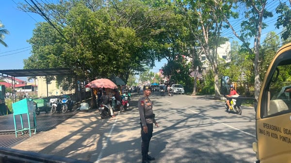 Berikan Pelayanan Humanis, Patroli Enggang Polsek Pontianak Kota Laksanakan Pengawalan Jenazah Warga Jalan Ampera