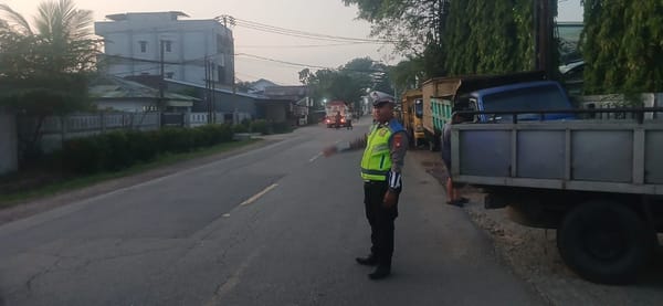 Mengantisipasi Kepadatan Lalulintas Akibat Antrian Truk Mengisi BBM, Personel Polsek Pontianak Utara Lakukan Pengaturan Disekitar SPBU