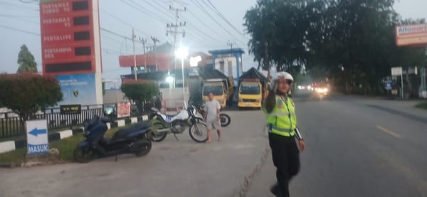 Personel Polsek Pontianak Utara Sigap Atur Arus Lalu Lintas di Sekitar SPBU Saat Antrean Truk Mengular