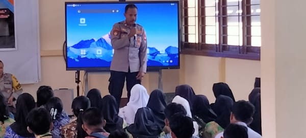 Police Go To School, Polsek Pontianak Timur Berikan Edukasi Bahaya Bullying, Narkoba, Rokok dan Judi Online kepada Pelajar