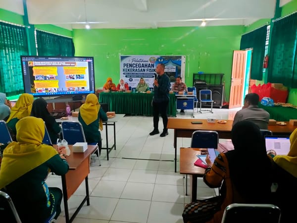 Polresta Pontianak Berikan Penyuluhan Pencegahan dan Penanganan Kekerasan terhadap Guru dan Tenaga Pendidik di SMP Negeri 3 Pontianak