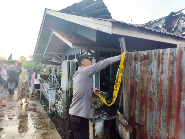 Polsek Pontianak Timur Amankan Lokasi Kebakaran Rumah Dua Lantai, Diduga Akibat Korsleting Listrik
