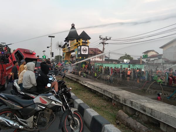 Respon Cepat Kebakaran, Polsek Pontianak Timur Lakukan Pengamanan di Lokasi Rumah Dua Lantai yang Terbakar