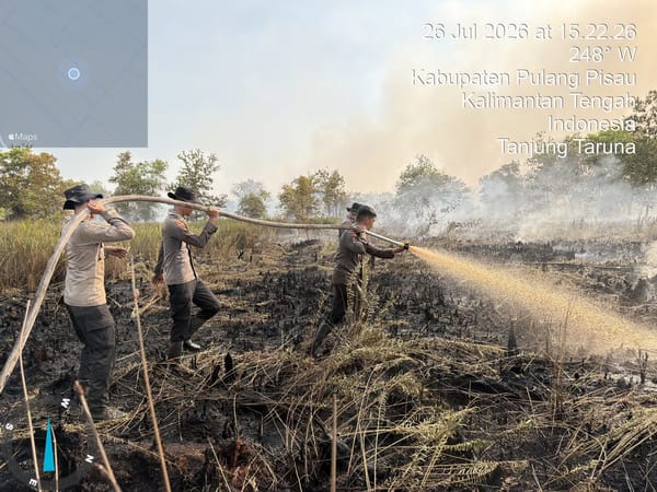 Antisipasi Titik Api Muncul Kembali, Personel Dirsamapta Laksanakan Pembasahan Lahan di Kalampangan