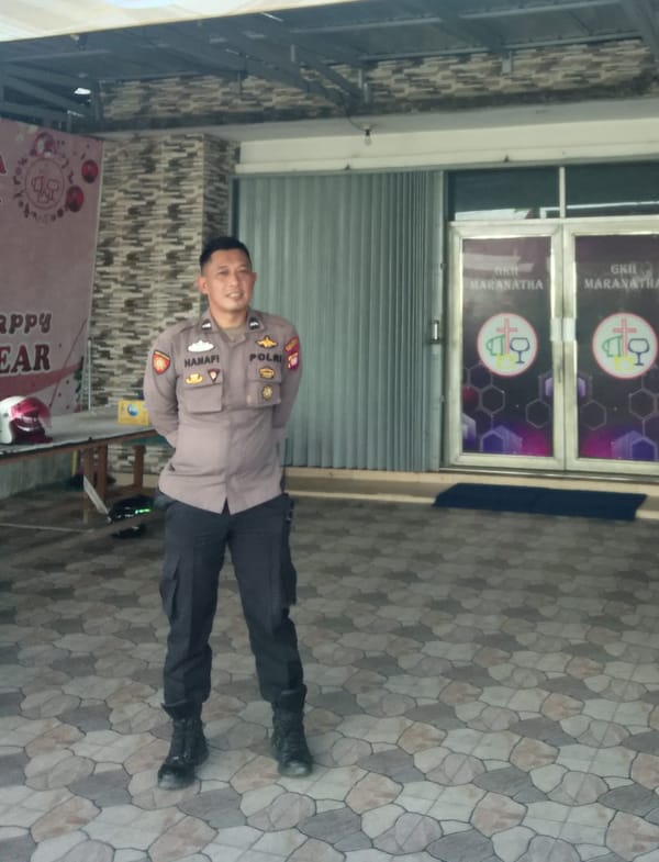 Personel Enggang Polsek Pontianak Barat Patroli dan Pengamanan Ibadah Minggu di sejumlah Gereja