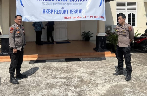 Jaga Kondusivitas, Personel Enggang Polsek Pontianak Barat Siaga Amankan Pelaksanaan Ibadah Minggu di Sejumlah Gereja