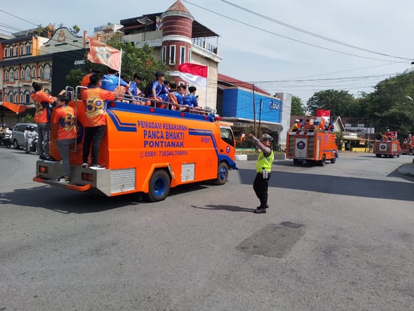 Pawai HUT ke-50 Damkar Panca Bhakti Berlangsung Tertib Berkat Pengaturan Arus Lalu Lintas oleh Unit Lantas Polsek Pontianak Kota