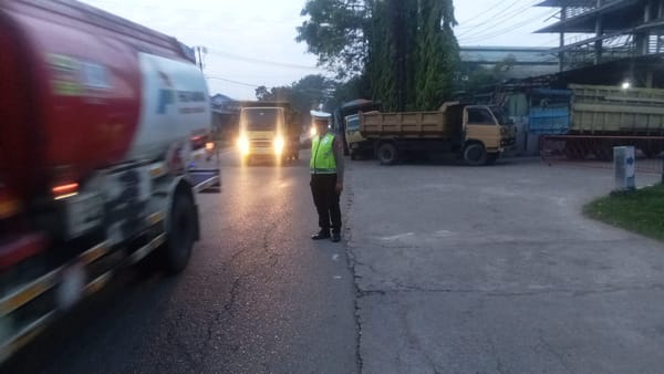 Pastikan Pengisian BBM Berjalan Tertib, Polsek Pontianak Utara Lakukan Pengamanan Antrean di SPBU