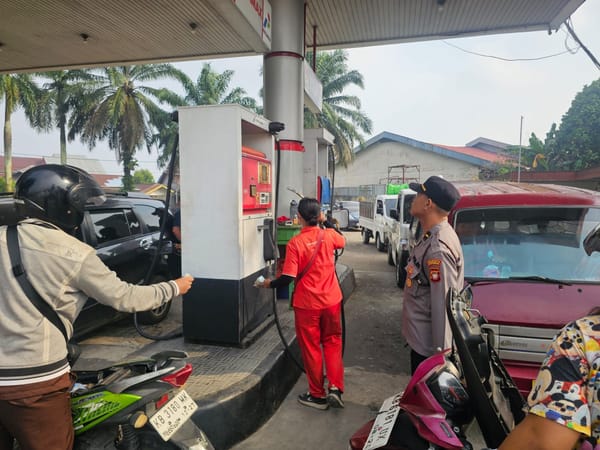 Antisipasi Panic Buying BBM, Personel Polsek Pontianak Barat Siaga Amankan Sejumlah SPBU