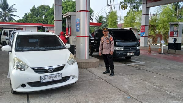 Distribusi BBM Berangsur Stabil, Polsek Pontianak Barat Tetap Laksanakan Pengamanan dan Pengaturan Lalu Lintas di SPBU