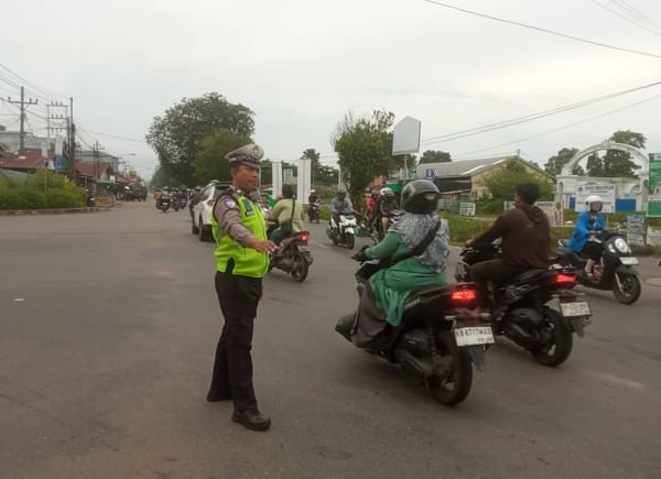 Cegah Kemacetan dan Kecelakaan, Polsek Pontianak Kota Intensifkan Pengaturan Arus Lalu Lintas Pagi