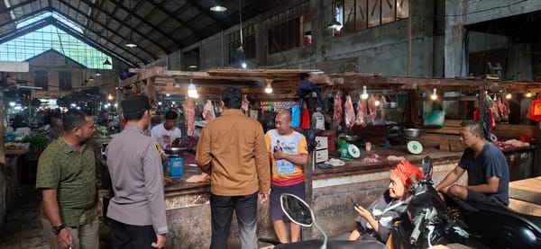 Pastikan Harga Sembako Tetap Stabil, Polsek Pontianak Utara Patroli Dialogis di Pasar Puring