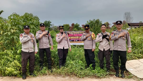 Kolaborasi Polri, TNI, dan Pemerintah Daerah, Polsek Pontianak Selatan Pasang Himbauan Karhutla di Titik Rawan.