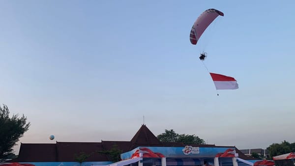 Atraksi Paramotor Meriahkan Pembukaan Hari Bhayangkara ke-80 di Satlat Brimob Cikeas