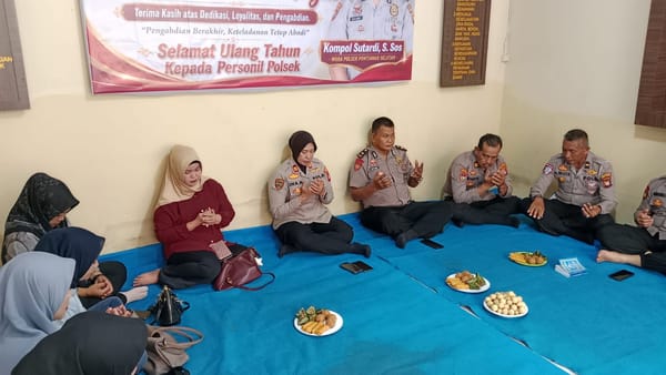 Polsek Pontianak Selatan Gelar Doa Bersama, Apresiasi Purna Tugas Wakapolsek dan Rayakan Hari Ulang Tahun Personel