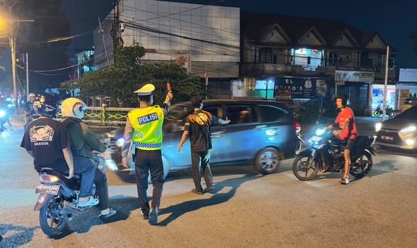 Pastikan Situasi Kondusif, Polsek Pontianak Kota Lakukan Pengamanan di Lokasi Kebakaran Toko Bangunan