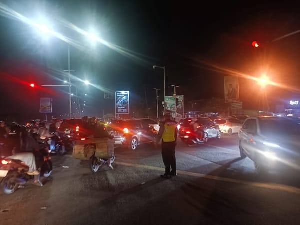Unit Lantas Polsek Pontianak Timur Laksanakan Pengaturan Malam Minggu di Simpang Legend