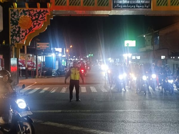 Pastikan Kelancaran Lalu Lintas, Unit Lantas Polsek Pontianak Timur Siaga di Simpang Legend pada Malam Minggu