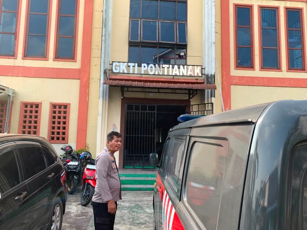 Enggang Polsek Pontianak Barat Patroli dan Cek Pengamanan Ibadah Minggu, Pastikan Situasi Gereja Tetap Aman dan Kondusif