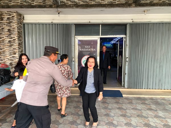 Polsek Pontianak Barat Laksanakan Patroli Pengamanan Gereja, Pastikan Ibadah Minggu Berjalan Aman dan Lancar