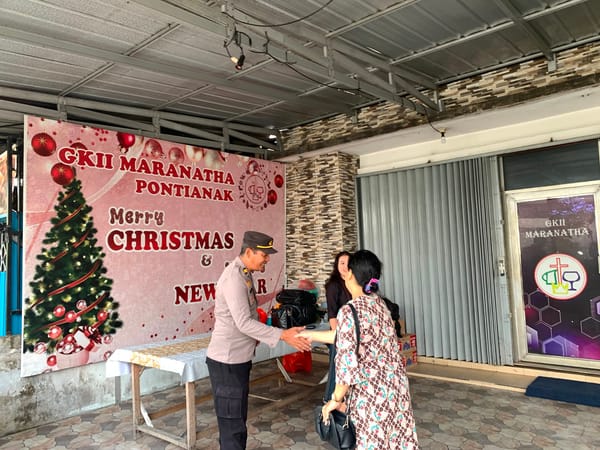 Wujudkan Rasa Aman Beribadah, Enggang Polsek Pontianak Barat Monitoring Pengamanan Gereja Saat Ibadah Minggu