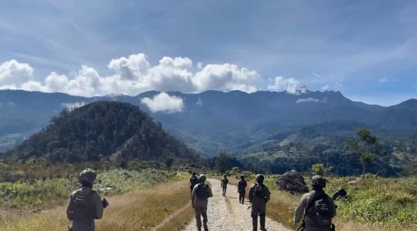 Satgas Ops Damai Cartenz Gelar Patroli Dialogis di Distrik Sinak, Perkuat Kedekatan dengan Masyarakat
