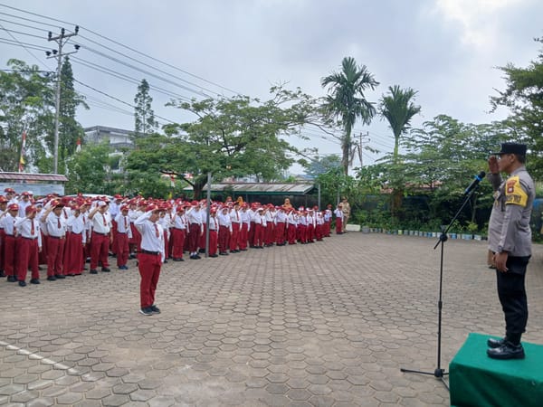 Jadi Pembina Upacara Di SD Negeri 16 Pontianak Utara Bhabinkamtibmas Siantan Hulu Sampaikan Tertib Berlalulintas
