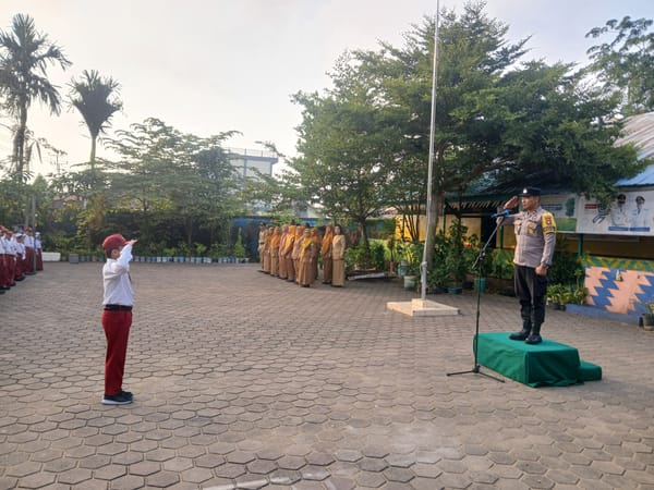 Bhabinkamtibmas Siantan Hulu Jadi Pembina Upacara di SD Negeri 16 Pontianak Utara, Sampaikan Edukasi Tertib Berlalu Lintas