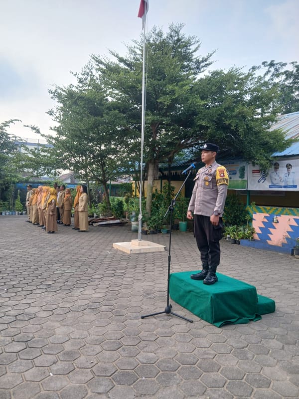 Melalui Upacara Bendera, Bhabinkamtibmas Siantan Hulu Edukasi Pelajar SD Negeri 16 Pontianak Utara tentang Keselamatan Berlalu Lintas