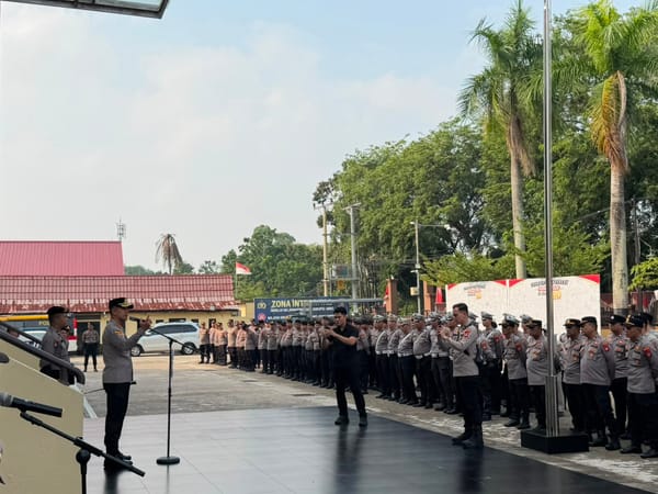 Kapolresta Pontianak Sosialisasikan Commander Wish Kapolda Kalbar "PRESISI NOW" saat Apel Jam Pimpinan