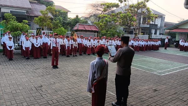 Melalui Upacara Bendera, Polsek Pontianak Selatan Perkuat Pendidikan Karakter dan Disiplin Pelajar