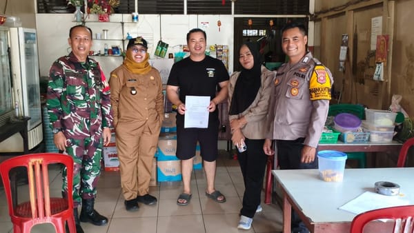 Semarakkan HUT RI ke-81, Bhabinkamtibmas Siantan Tengah Imbau Masyarakat Kibarkan Sang Merah Putih