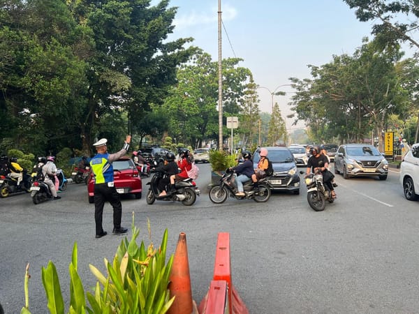 Personel Polsek Pontianak Selatan Laksanakan Pengaturan Lalu Lintas, Wujudkan Arus Kendaraan Lancar dan Kondusif