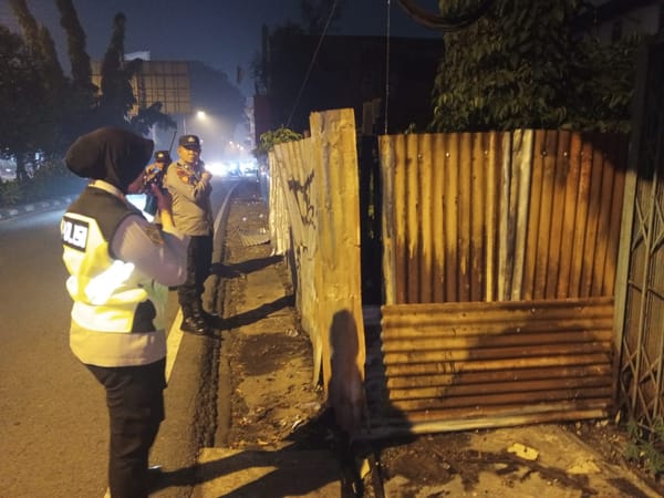 Polsek Pontianak Selatan Amankan Lokasi Kebakaran Tumpukan Sampah di Lahan Kosong