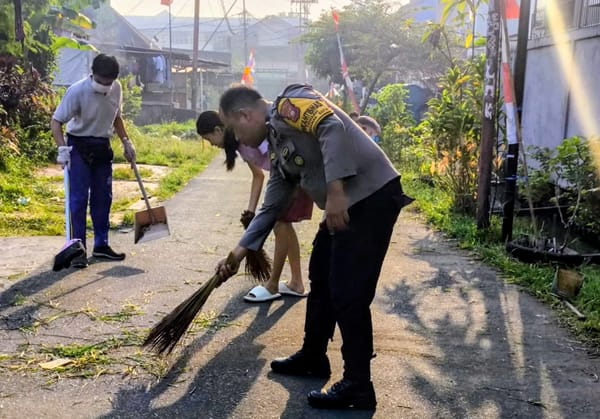 Sambut HUT RI ke-81, Bhabinkamtibmas Polsek Pontianak Kota dan Warga Kompak Kerja Bakti