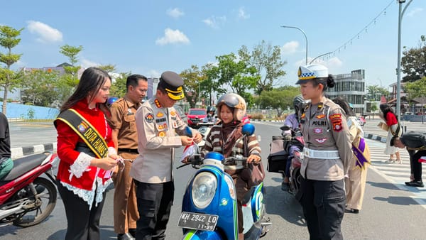 Polda Kalteng Semarakkan HUT ke-81 RI dengan Membagikan Bendera Merah Putih kepada Pengendara