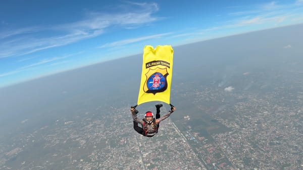 Penerjun Brimob Polri dan Brigif 18/Trisula Sukses Landing pada Peragaan HUT KODAM XXII/TAMBUN BUNGAI